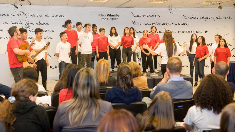 Actuación del coro de Estudiantes del Liceo 60 del barrio Lavalleja y el Liceo 25 de Villa García de Montevideo.