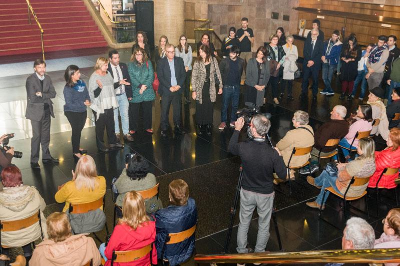 Liliam Kechichian, Hyara Rodríguez, Carlos Fagetti y autoridades del Auditorio del Sodre y el BPS junto a un auditorio de adultos mayores beneficiarios del Sistema