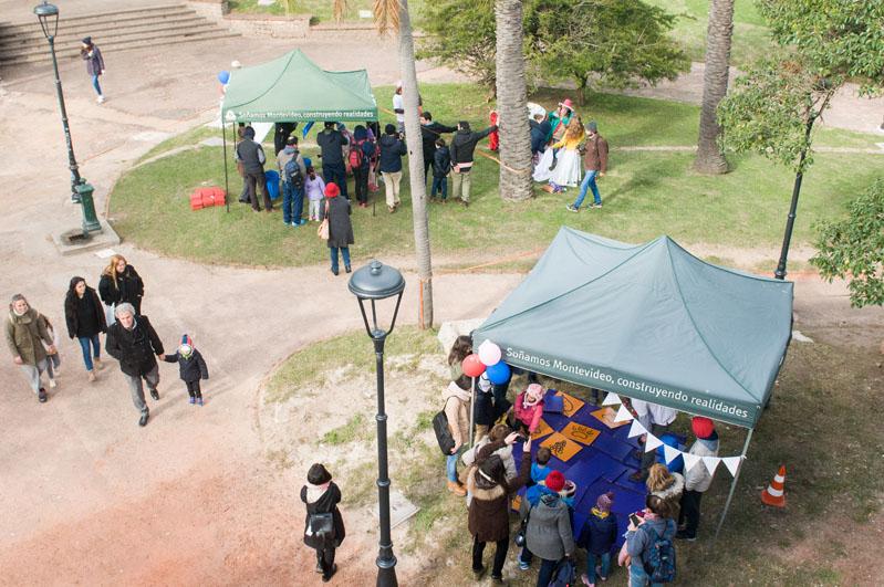 Estación "Juego de disfraces" Vista aérea desde el Castillo donde se ven niños y padres interactuando