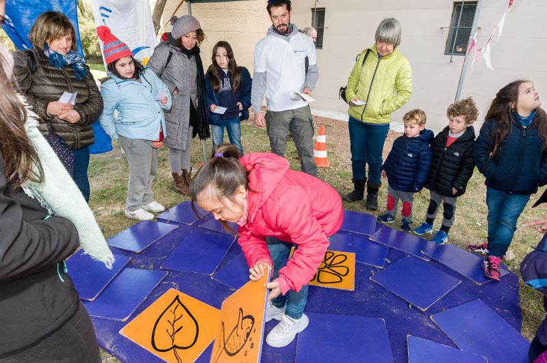 Familias participando del juego de la memoria