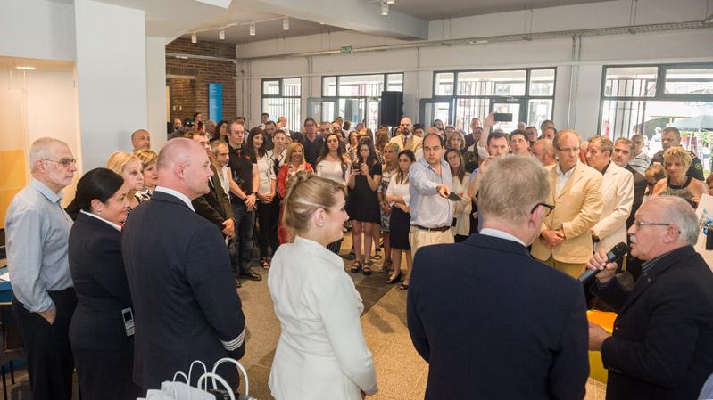 Público presente rodeando a las autoridades durante el lanzamiento 