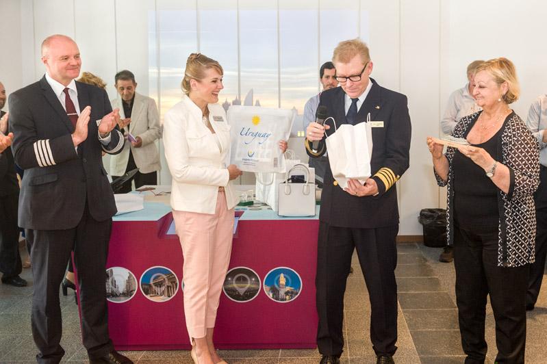 Intercambio de agasajos Agasajo con un intercambio de regalos entre la Ministra y el Director del crucero