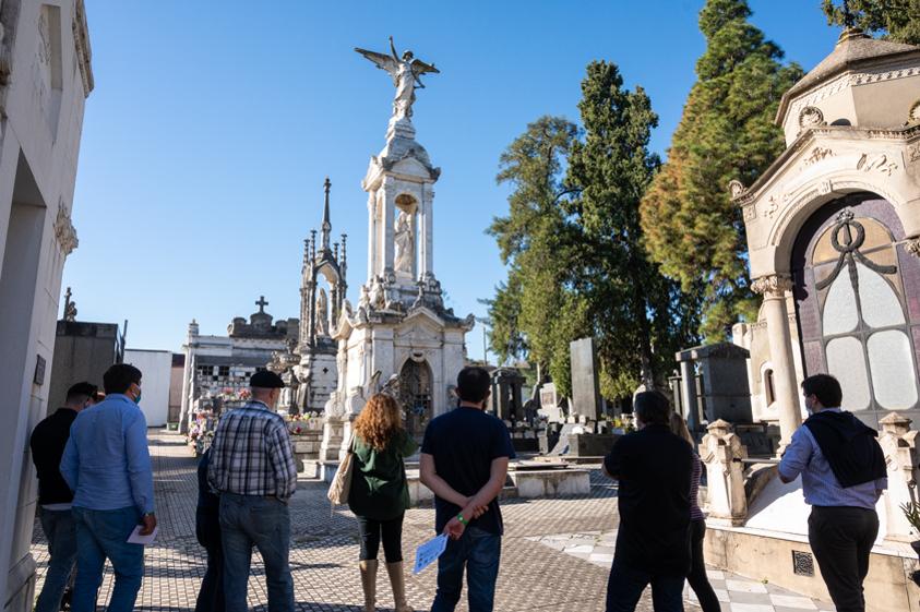 Circuito "Sendero Sensible" en Cementerio Central de Salto, guiado por antropóloga Patricia Martínez Circuito "Sendero Sensible" en Cementerio Central de Salto, guiado por antropóloga Patricia Martínez