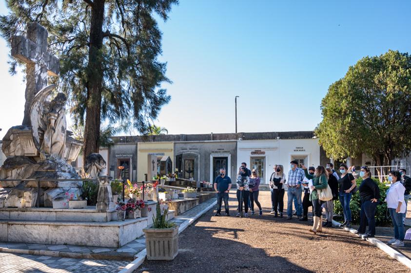 Circuito "Sendero Sensible" en Cementerio Central de Salto, guiado por antropóloga Patricia Martínez Circuito "Sendero Sensible" en Cementerio Central de Salto, guiado por antropóloga Patricia Martínez