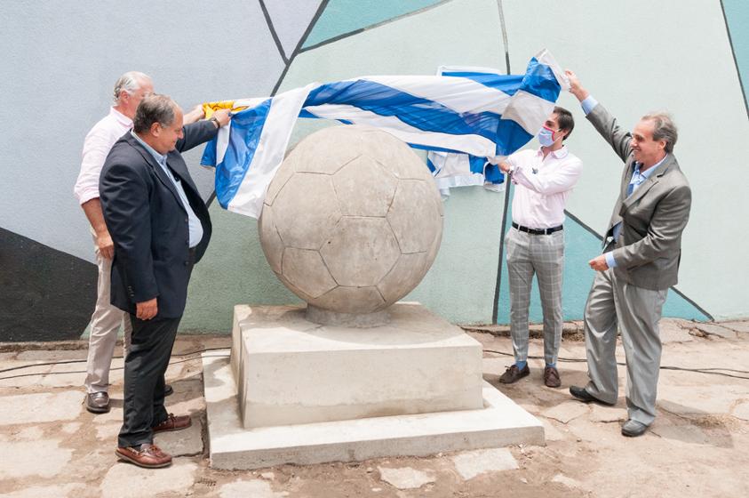Inauguración del “Monumento al Balón de Fútbol” en ingreso al Estadio Centenario