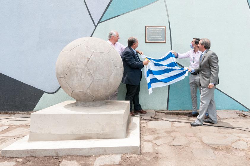 Inauguración del “Monumento al Balón de Fútbol” en ingreso al Estadio Centenario