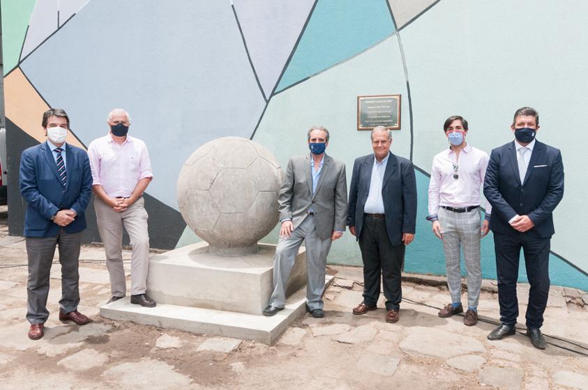 Inauguración del “Monumento al Balón de Fútbol” en ingreso al Estadio Centenario