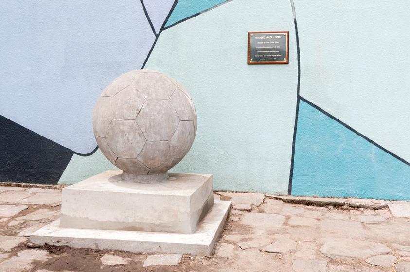 Inauguración del “Monumento al Balón de Fútbol” en ingreso al Estadio Centenario