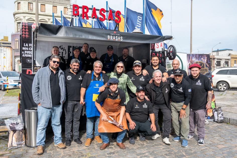 La Asociación Uruguaya de Asadores presentó su calendario anual en la explanada del MINTUR La Asociación Uruguaya de Asadores presentó su calendario anual en la explanada del MINTUR