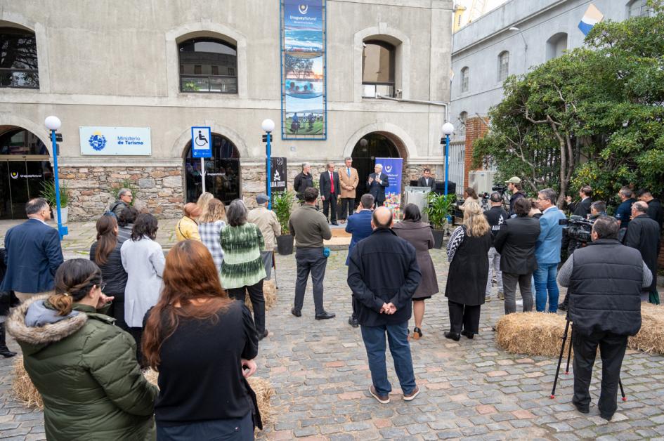 La Asociación Uruguaya de Asadores presentó su calendario anual en la explanada del MINTUR