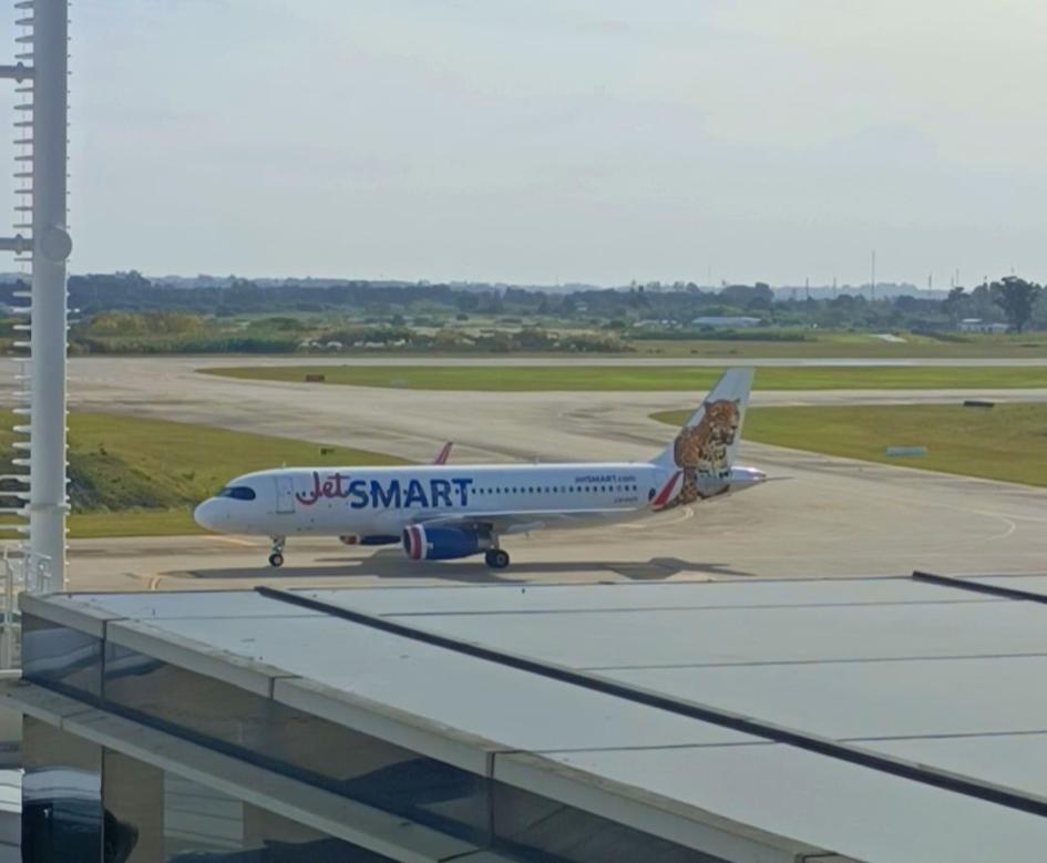 Uruguay recibió el primer vuelo de JetSMART, que opera el puente aéreo desde Buenos Aires Uruguay recibió el primer vuelo de JetSMART, que opera el puente aéreo desde Buenos Aires