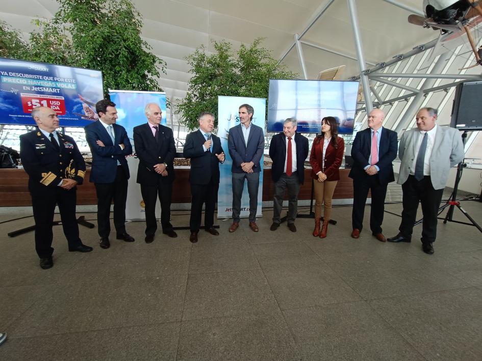 Uruguay recibió el primer vuelo de JetSMART, que opera el puente aéreo desde Buenos Aires Uruguay recibió el primer vuelo de JetSMART, que opera el puente aéreo desde Buenos Aires