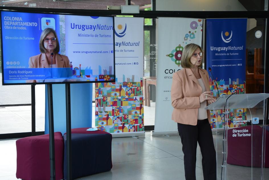 Gerenta de Planeamiento de Turismo, Doris Rodriguez, moderadora de la IV jornada del Café Turístico