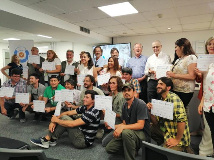 Baquianos recibiendo sus certificaciones de parte de las autoridades