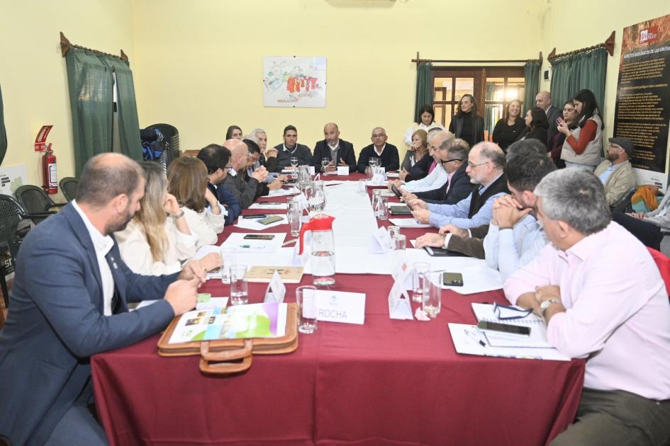 El Ministro Eduardo Sanguinetti se reunió con los directores de turismo El Ministro Eduardo Sanguinetti se reunió con los directores de turismo