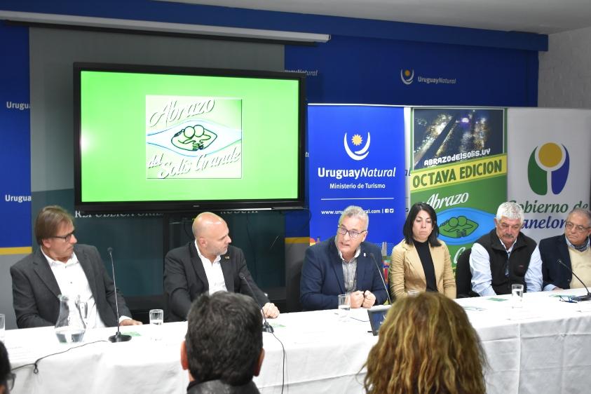 Lanzamiento Carlos Fagetti durante su discurso en el acto de lanzamiento junto al resto de las autoridades presentes