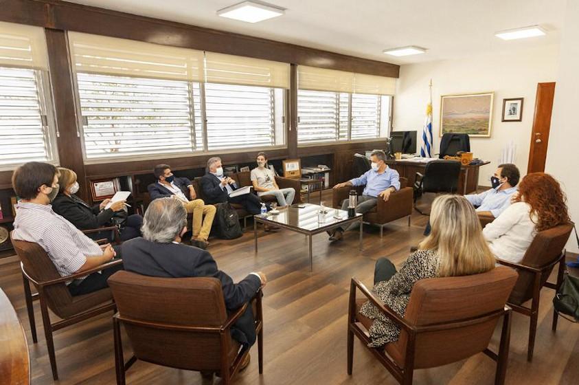 Ministro Cardoso y eq. técnico del Mintur reunidos con intendente de Lavalleja Mario García y equipo Ministro Cardoso y eq. técnico del Mintur reunidos con intendente de Lavalleja Mario García y equipo