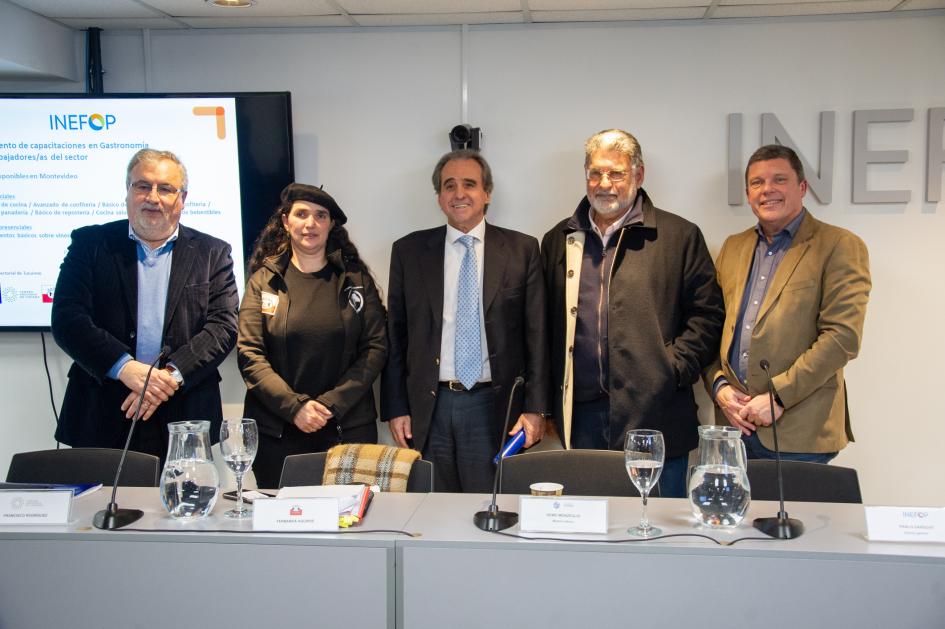 La ceremonia contó con la presencia de autoridades y representantes del rubro gastronómico La ceremonia contó con la presencia de autoridades y representantes del rubro gastronómico