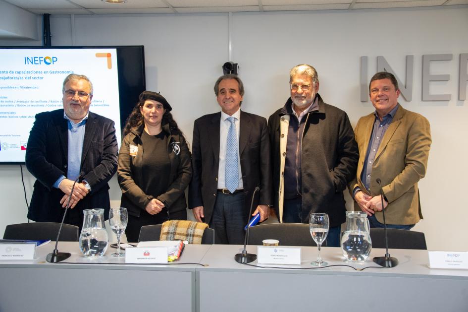 La ceremonia contó con la presencia de autoridades y representantes del rubro gastronómico