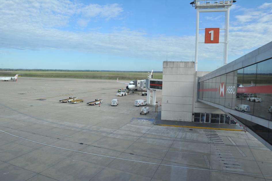 JetSMART inició hoy sus vuelos regulares entre Montevideo y Río de Janeiro