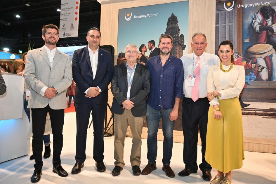 Ministro de Turismo de Argentina, Matías Lammens presente en el stand de Uruguay en la Feria FIT