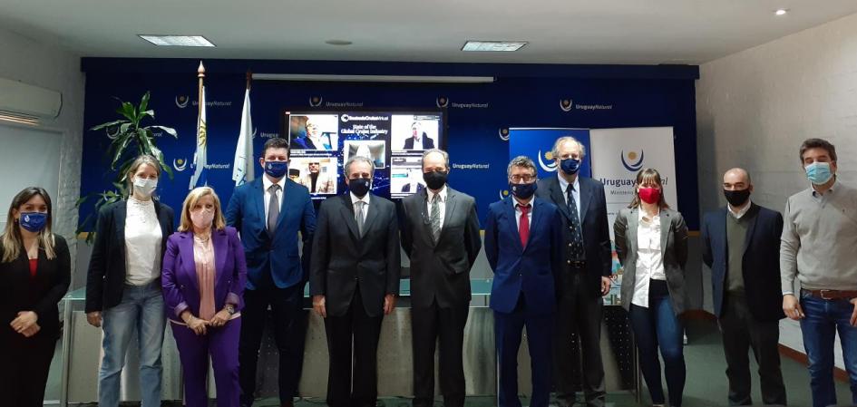 Conferencia inaugural de Seatrade Autoridades del Ministerio de Turismo, la Administración Nacional de Puertos y operadores de la industria turística