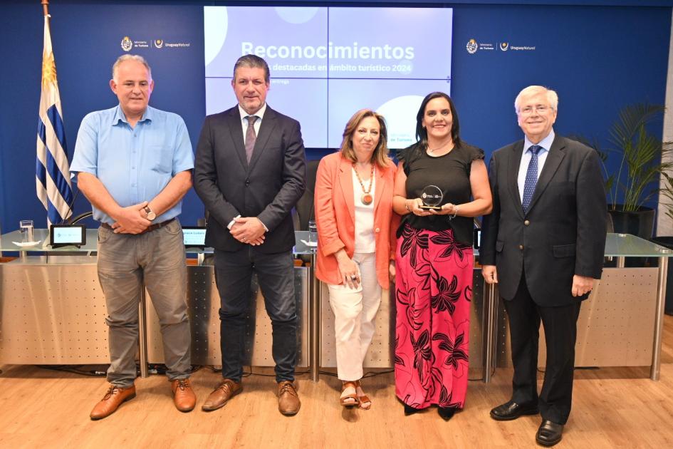 Reconocimiento a la Directora de Turismo de la Intendencia de Cerro Largo, Jacqueline Hernández Reconocimiento a la Directora de Turismo de la Intendencia de Cerro Largo, Jacqueline Hernández