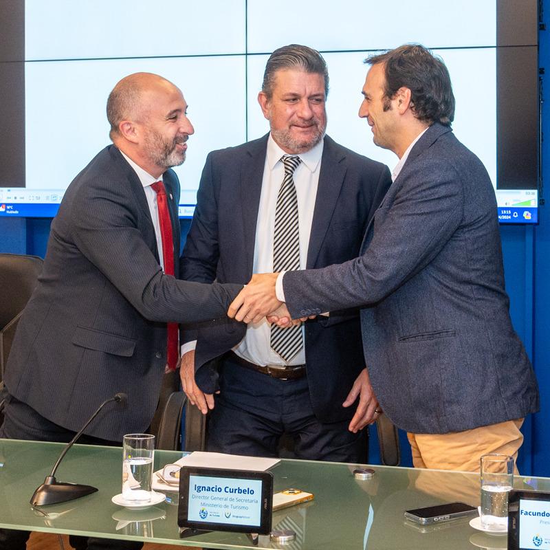 Firma de convenio entre MINTUR y ACAU Firma de convenio entre MINTUR y ACAU