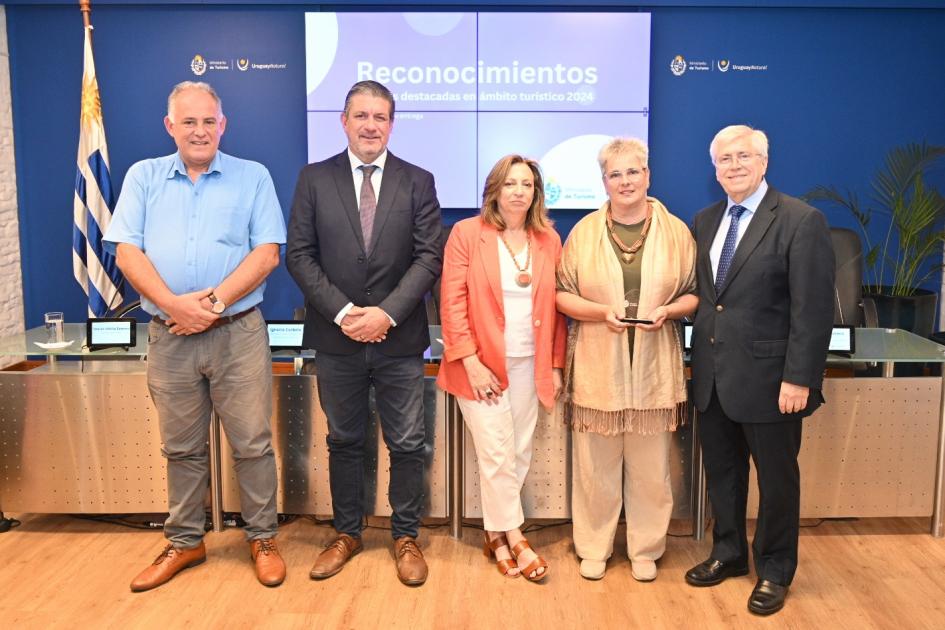 Reconocimiento a la Directora de Turismo de la Intendencia de Soriano, Elena Laguzzi Reconocimiento a la Directora de Turismo de la Intendencia de Soriano, Elena Laguzzi