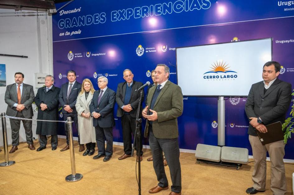 Secretario de Presidencia Álvaro Delgado en la inauguración del stand del MINTUR en la Expo Prado