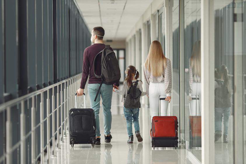 Familia en aeropuerto, con sus máscaras de protección contra el Coronavirus Familia en aeropuerto, con sus máscaras de protección contra el Coronavirus