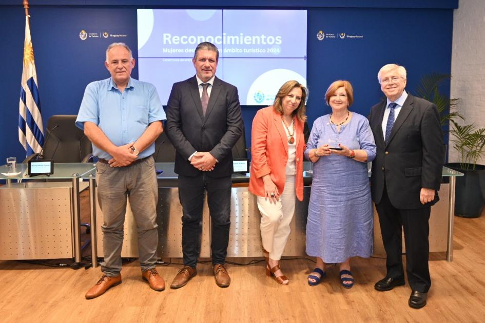 Reconocimiento a la Presidenta de FIPETUR, María Shaw