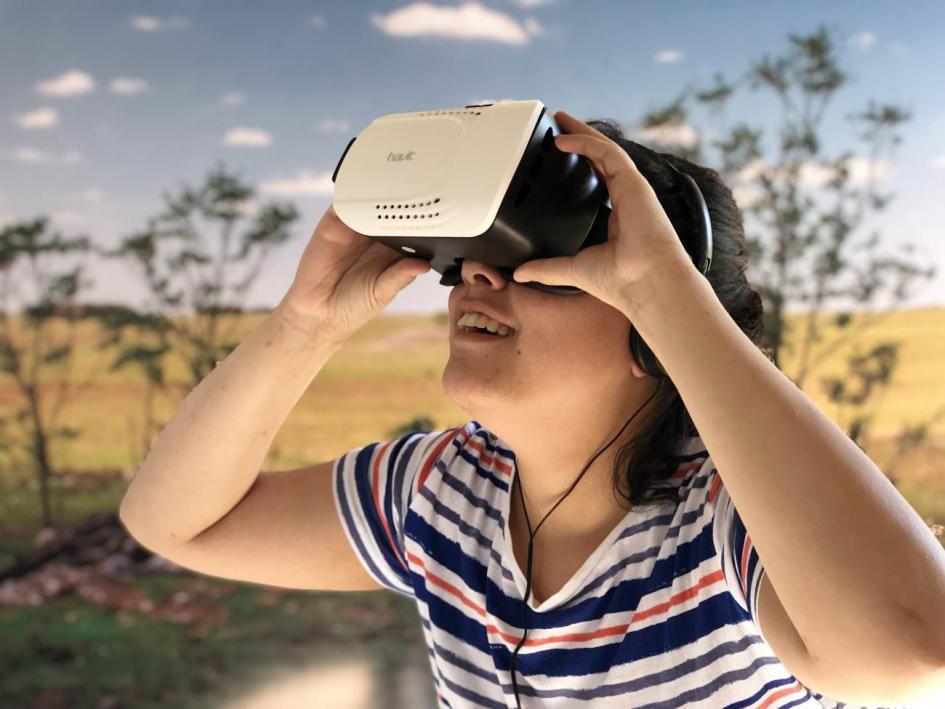 Joven usando los lentes de realidad virtual