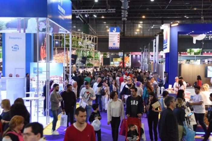 Feria Internacional de Turismo Público recorriendo los stands de la FIT