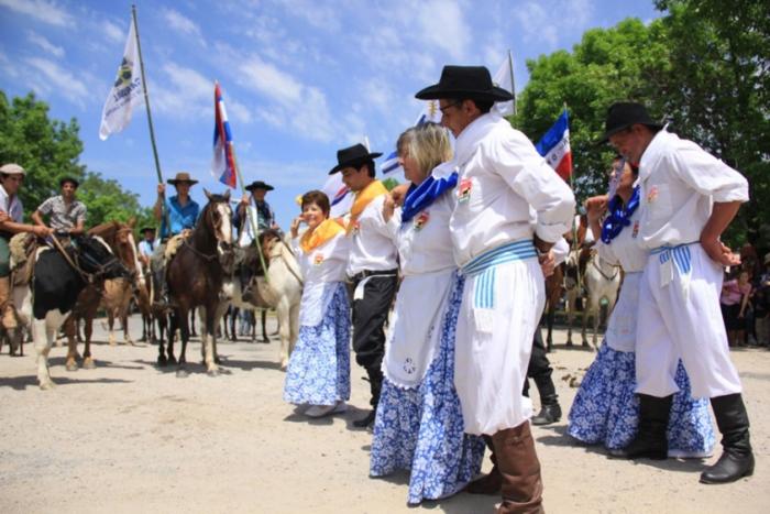 Tradiciones Baile típico en la plaza de Florida