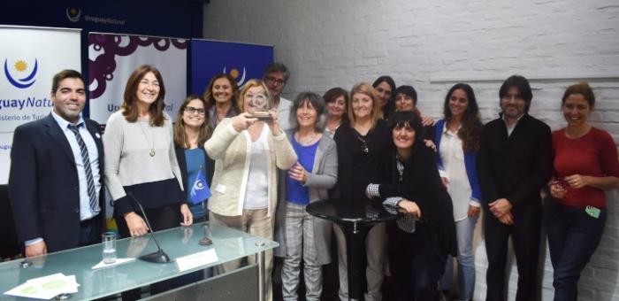 Ministra de Turismo, Liliam Kechichian junto al equipo de trabajo y la directora de INMUJERES, Mariella Mazzotti Ministra Liliam Kechichian recibió premio Nivel 1 de Calidad con Equidad de Género junto a todo el equipo de trabajo y la directora de INMUJERES, Mariella Mazzotti