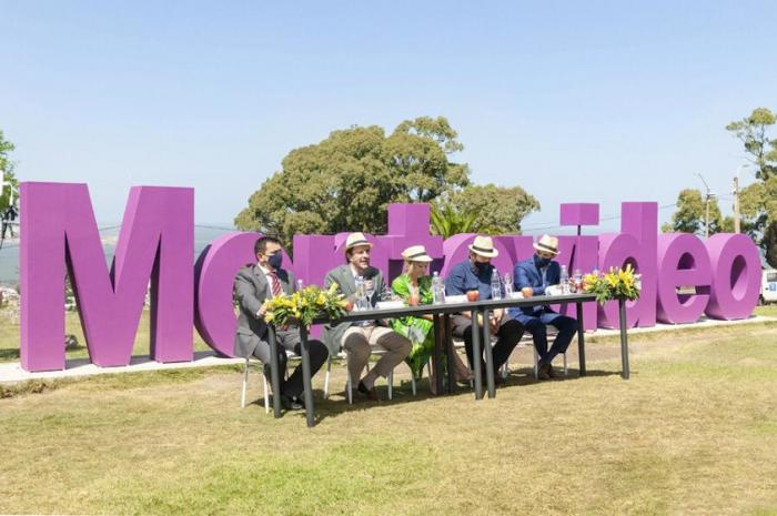 Lanzamiento de "Montevideo + Paseos", en las letras de Montevideo de la Fortaleza del Cerro Lanzamiento de "Montevideo + Paseos", en las letras de Montevideo de la Fortaleza del Cerro