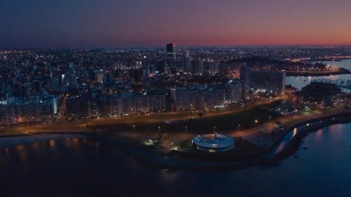 Vista aérea nocturna de Montevideo