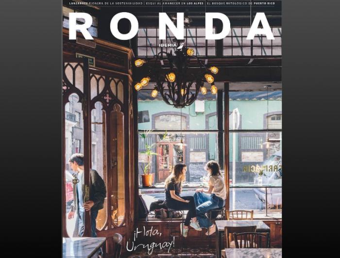 Café La Farmacia Tapa de la revista Ronda: dos jóvenes dialogando sentadas al borde la ventana del Café La Farmacia