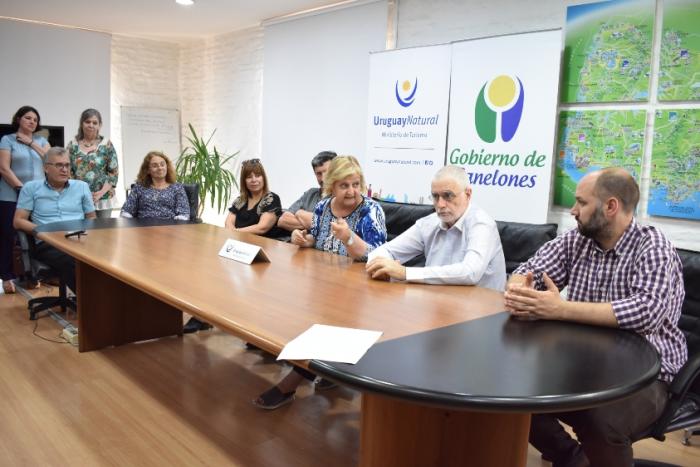 Ceremonia de recepción y entrega de las sillas anfibias Ceremonia de recepción y entrega de las sillas anfibias con la presencia de las autoridades reunidas alrededor de una me