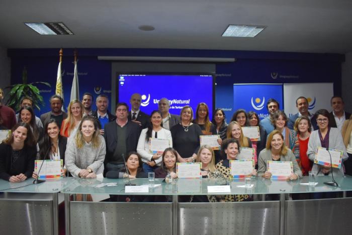 Emprendedores junto a Antonio Carámbula y Liliam Kechichian