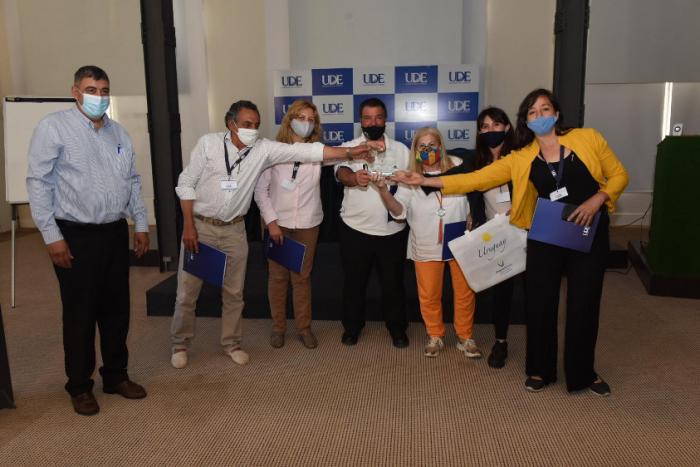 Equipo ganador del Desafío Turismo Colonia & San José 2021: Laura Álvarez Ingold, Laura de Azevedo, Ana Rostan, Marco Andrés Godoy, Jesús de la Caridad Álvarez y Loana Blanco