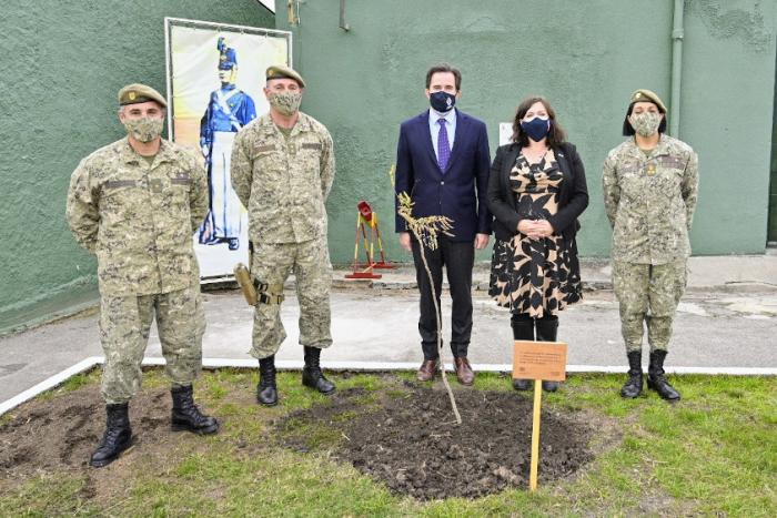 Ministro Cardoso y Embajadora Británica Faye O’Connor, plantaron un Ibirapitá en Batallón Florida de Infantería Nº 1 Ministro Cardoso y Embajadora Faye O’Connor en Batallón Florida de Infantería Nº 1