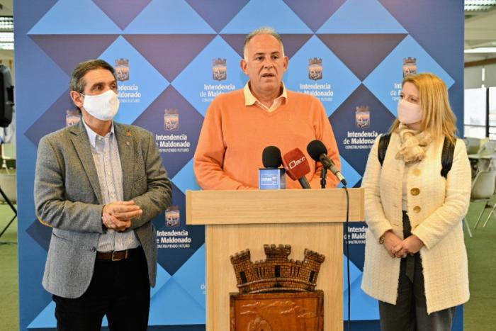 Director Nacional de Turismo, Roque Baudean, Dir. de Turismo Maldonado, Martín Laventure y Pta. de Camtur Marina Cantera Director Nacional, R. Baudean, Dir. de Turismo Maldonado, M. Laventure y Pta de Camtur M. Cantera
