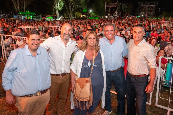 Andresito le Canta al País
