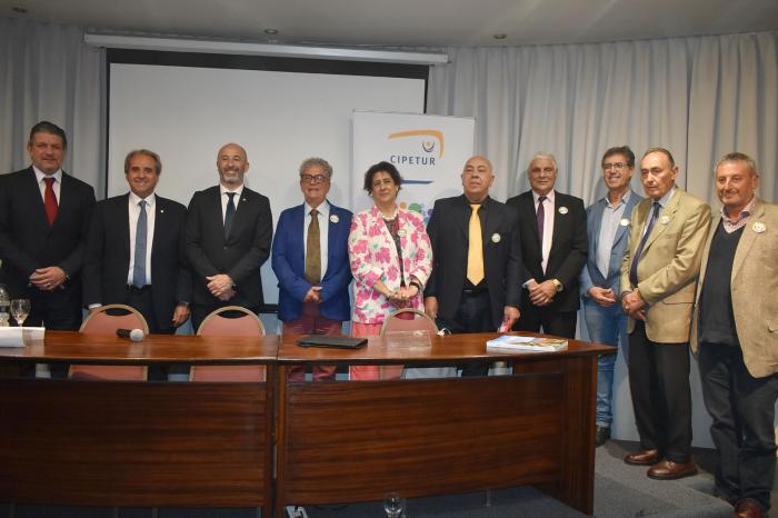 Desayuno con disertación del Ministro Sanguinetti en el marco del 30 aniversario de CIPETUR Desayuno con disertación del Ministro Sanguinetti en el marco del 30 aniversario de CIPETUR