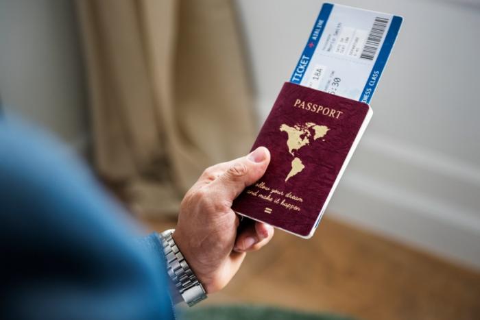 Hombre prepara su viaje Hombre prepara su viaje