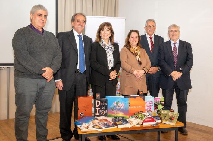 MINTUR realiza donación de libros técnicos en turismo en todo el país