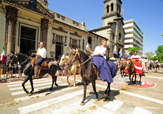 Tradicional desfile de equinos y jinetes, en la Fiesta de la Patria Gaucha