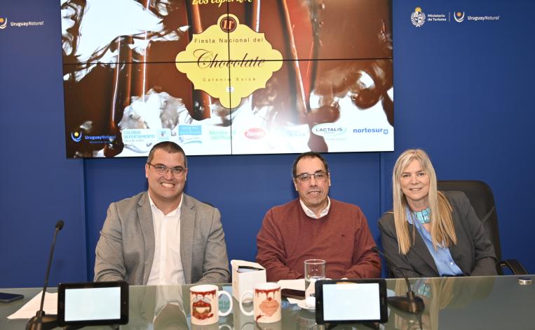 Alcalde electo Marcelo Alonso - Ministro de Turismo Pablo Menoni - Alcaldesa Mónica Wibmer